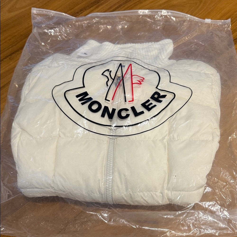 Moncler women’s medium slim fit  Ivory Puffer Jacket sweater knit sleeves